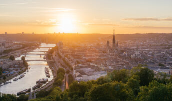 Panorama de la ville de Rouen au soleil couchant avec la Seine e