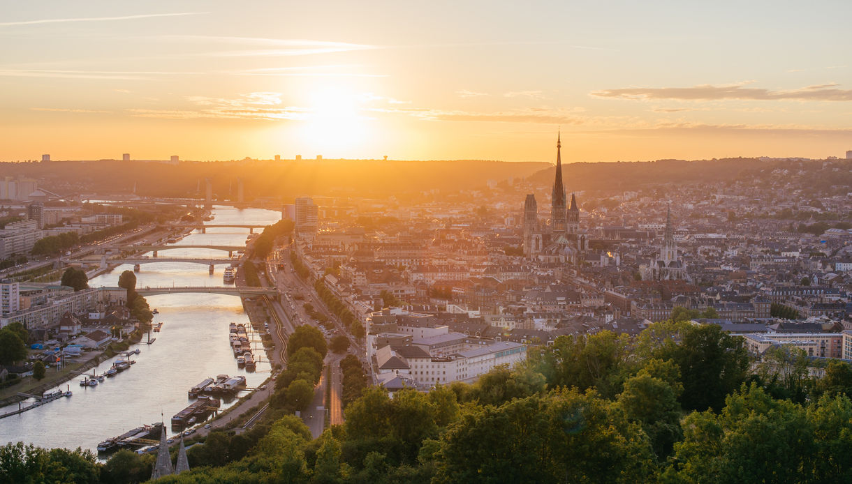 Panorama de la ville de Rouen au soleil couchant avec la Seine e