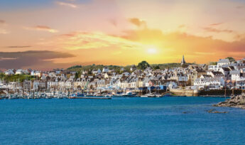 Vue du port et du front de mer de Tréboul, Douarnenez, Finistère, Bretagne, France