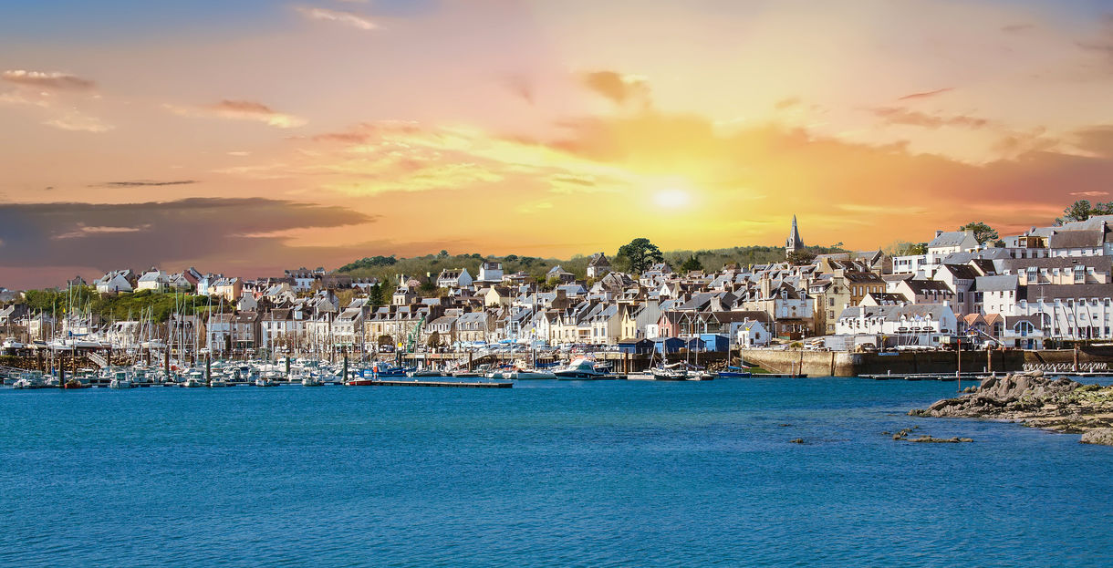 Vue du port et du front de mer de Tréboul, Douarnenez, Finistère, Bretagne, France